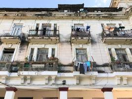 un típico edificio de apartamentos en el barrio del vedado de la habana, cuba. foto
