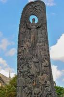 monumento de la ola de renacimiento nacional en lviv, ucrania. la ola se hizo en 1996. foto