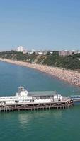 schöne aufnahmen von menschen an einem sandstrand in england video