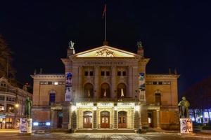 teatro nacional en oslo en la noche de invierno foto