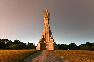 monumento nacional a los antepasados de noche en plymouth, massachusetts, erigido por la sociedad peregrina en 1889 foto