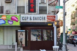 ciudad de nueva york - 4 de marzo de 2017 - cena de taza y plato en chinatown, manhattan, nueva york. foto