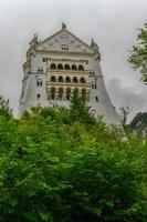 el mundialmente famoso castillo de neuschwanstein, el palacio del renacimiento románico del siglo XIX construido para el rey ludwig ii en un acantilado escarpado cerca de fussen, suroeste de baviera, alemania foto