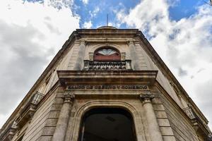 edificio banco de crédito y comercio en la habana, cuba. foto