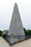 el monumento de bunker hill, en bunker hill, en charlestown, boston, massachusetts. foto