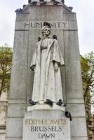 monumento a edith cavell en st. martin's place en londres, reino unido. foto