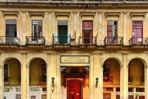 edificio balaguer - viejos apartamentos deteriorados en la habana vieja, cuba. foto