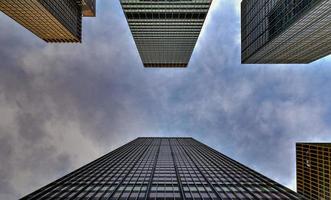 vista vertical de los rascacielos de park avenue en midtown manhattan, ciudad de nueva york foto