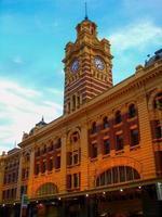 estación de tren de flinders street, un edificio icónico de melbourne, australia, victoria. construido en 1909. foto