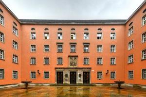 edificio de la oficina de impuestos del estado bávaro en munich, alemania con la inscripción dirección financiera de munich, 2022 foto