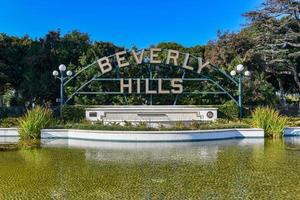 cartel de beverly hills en el parque de los angeles en los angeles, estados unidos. el escudo de beverly hills recibe a los visitantes a lo largo de santa monica blvd. foto