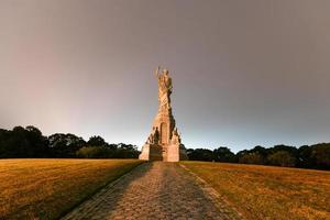 monumento nacional a los antepasados de noche en plymouth, massachusetts, erigido por la sociedad peregrina en 1889 foto