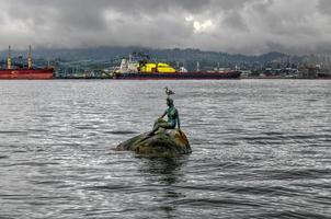 chica en traje de neopreno - vancouver, canadá, 2022 foto