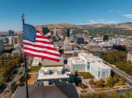 bandera estadounidense ondeando en la parte superior del edificio foto