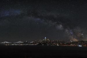 paisaje urbano iluminado frente a la bahía de san francisco por la noche foto