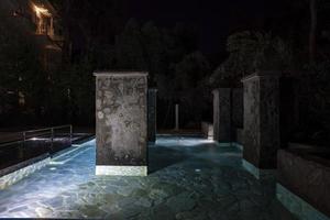 estructuras de hormigón en piscina iluminada por la noche en complejo turístico foto
