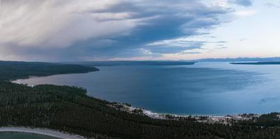 hermosa vista nocturna del parque nacional de yellowstone foto