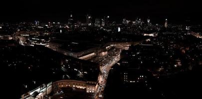 vista aérea nocturna del centro de la ciudad de varsovia, polonia. foto