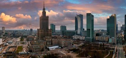 vista aérea del palacio de la cultura y la ciencia y los rascacielos comerciales del centro de varsovia foto