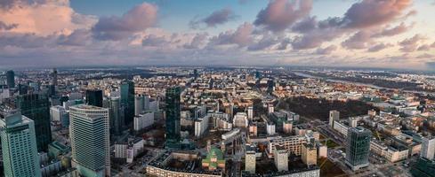 vista aérea del palacio de la cultura y la ciencia y los rascacielos comerciales del centro de varsovia foto