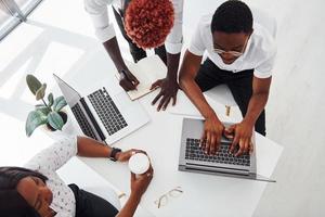 pensando juntos. grupo de empresarios afroamericanos que trabajan juntos en la oficina foto