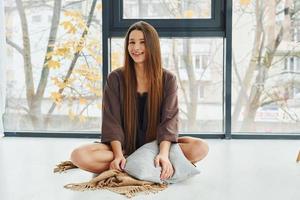 mujer descansa. interior y diseño de hermoso dormitorio moderno durante el día foto