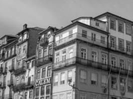 la ciudad de porto en el río douro foto