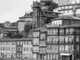 la ciudad de porto en el río douro foto