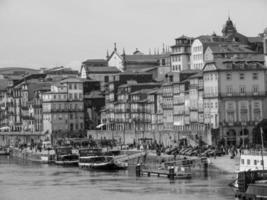 la ciudad de porto en el río douro foto