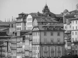 la ciudad de porto en el río douro foto
