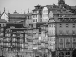 la ciudad de porto en el río douro foto