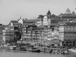 la ciudad de porto en el río douro foto