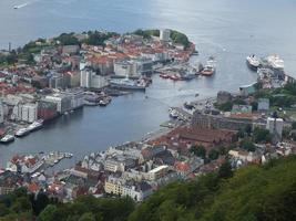 la ciudad de bergen y los fiordos de noruega foto