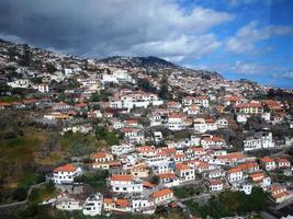 vista de camara de lobos en la isla de madeira foto