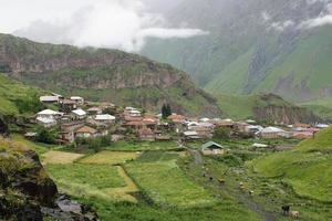 pueblo, montañas del cáucaso, georgia foto