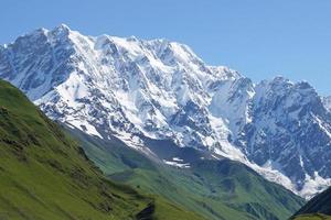 montaña schchara, georgia, europa foto