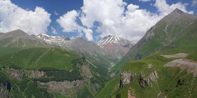 paso cruzado, montañas del cáucaso, georgia foto