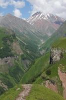 paso cruzado, montañas del cáucaso, georgia foto