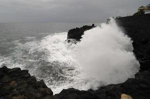 primer plano de las enormes olas del mar foto