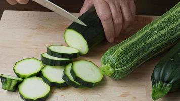 Zucchini schneiden. frische Zucchini auf Schneidebrett video