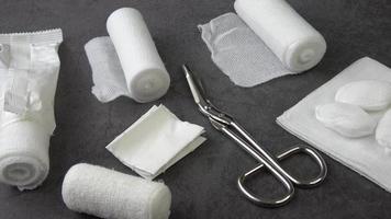 bandages médicaux avec ciseaux et sparadrap. équipement médical.
