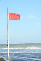 bandera roja en la playa foto