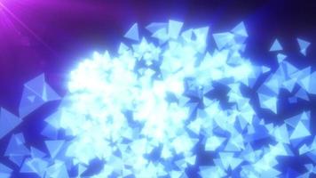 abstrakt flygande små blå lysande glas trianglar, pyramider skinande energisk magisk på en mörk bakgrund. abstrakt bakgrund. video i hög kvalitet 4k, rörelse design