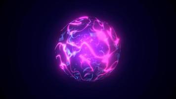 um planeta roxo redondo com um núcleo derretido no centro no espaço, uma esfera estelar com um campo brilhante de energia mágica de plasma. fundo abstrato. vídeo em 4k de alta qualidade, design de movimento video