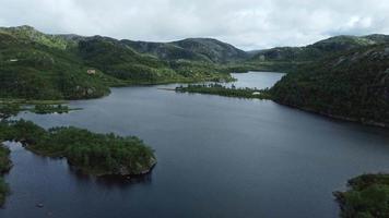 Berglandschaft und Fjord, Norwegen video