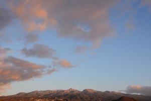 vista del atardecer con nubes foto