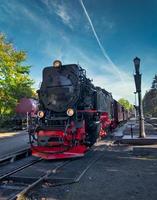 viejo tren de vapor en las montañas de harz en alemania foto