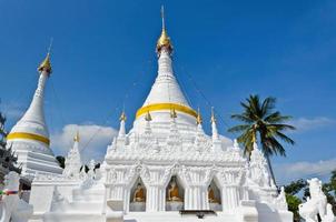 arquitectura de pagoda blanca del norte de tailandia. foto