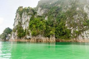 hermosa isla y lago verde guilin de tailandia foto