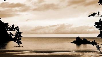 bahía pequeña con color sepia foto